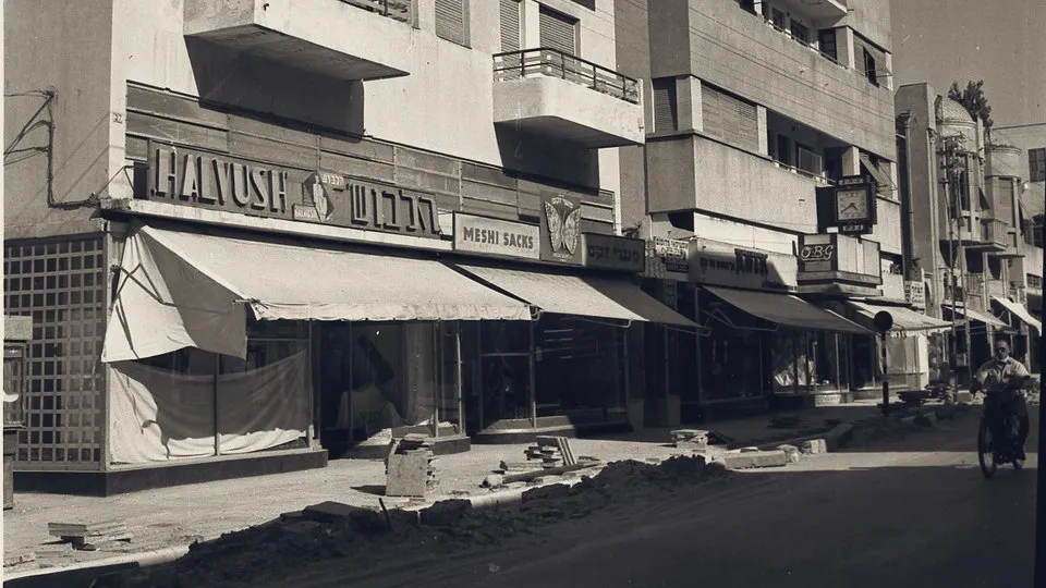 Shops on Nahalat Binyamin Street, Tel Aviv, shut in protest after the government decided to ration clothing, 1950.
